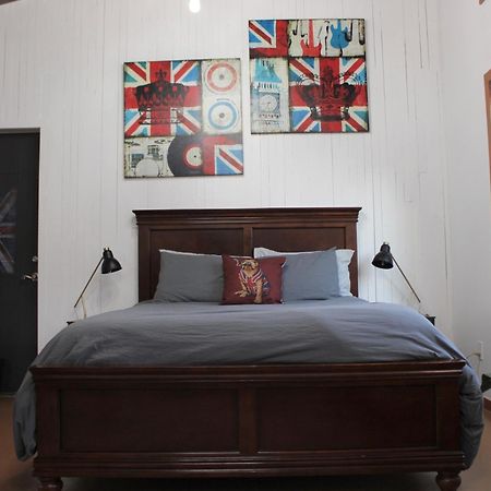 Private Bright Modern Studio! Queen Bed ! Victoria Kültér fotó