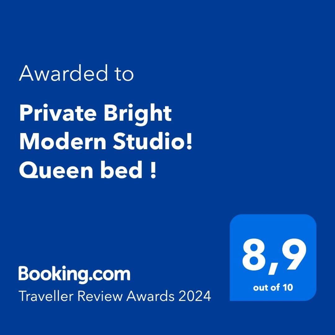 Private Bright Modern Studio! Queen Bed ! Victoria Kültér fotó