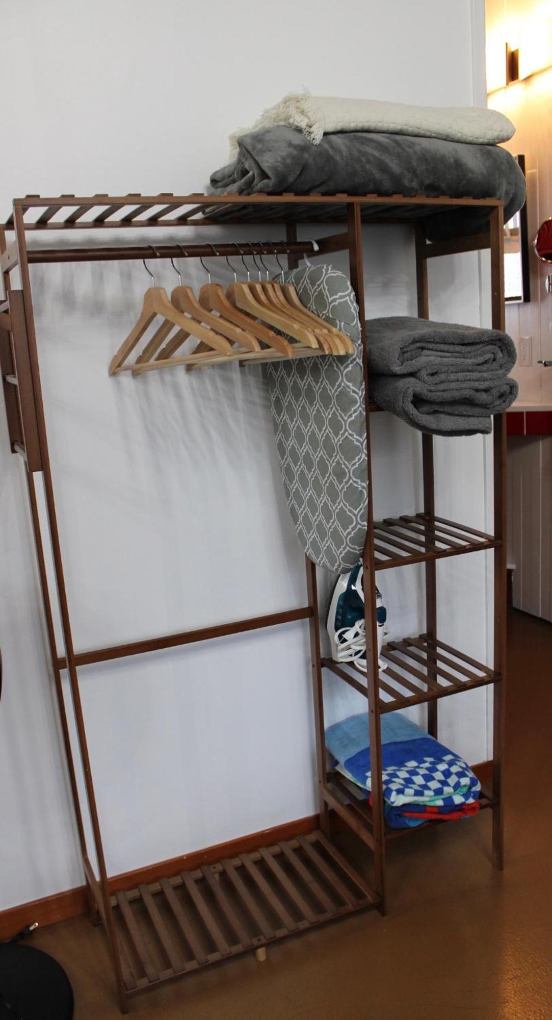 Private Bright Modern Studio! Queen Bed ! Victoria Kültér fotó