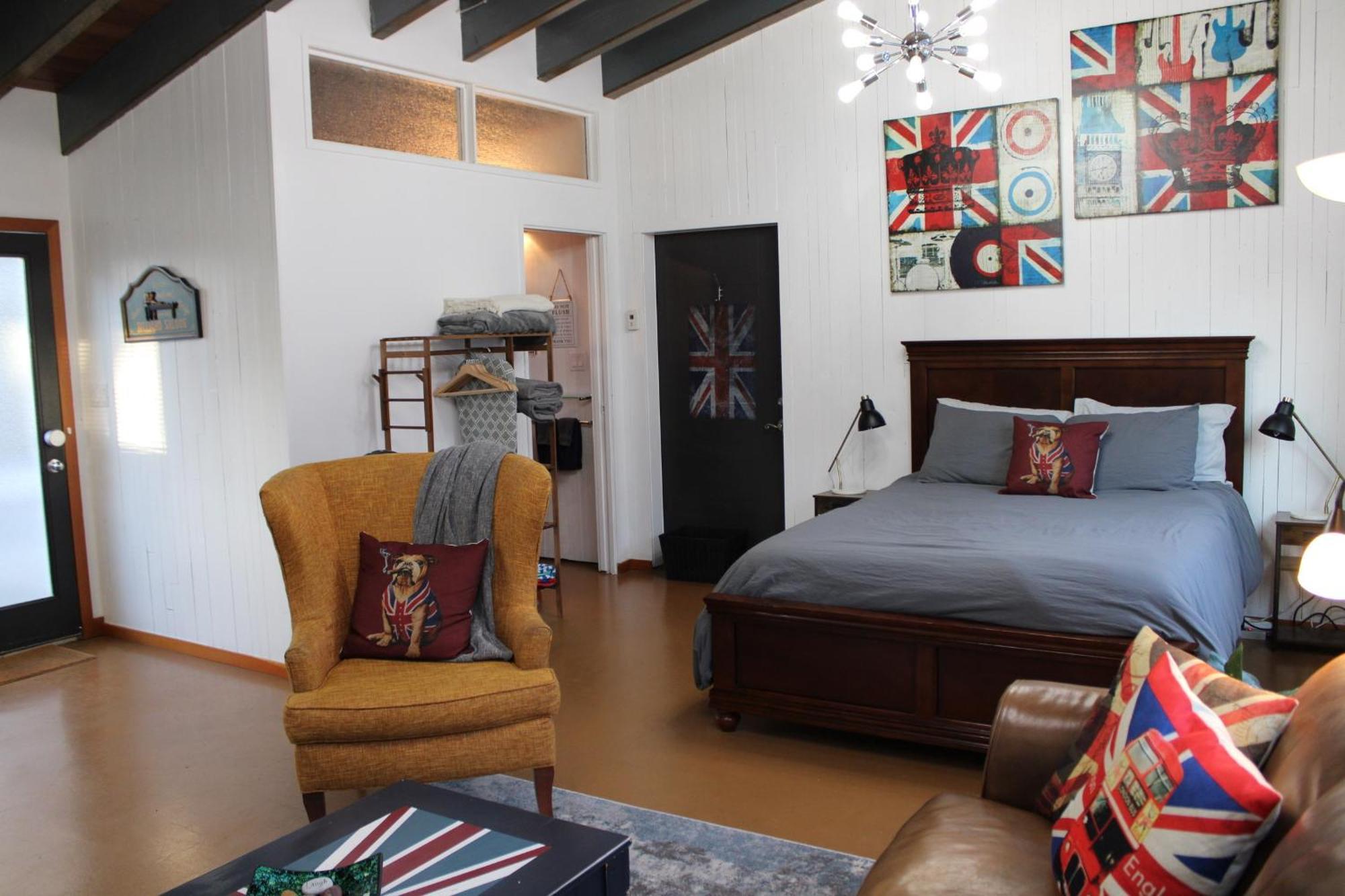 Private Bright Modern Studio! Queen Bed ! Victoria Kültér fotó